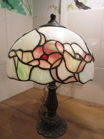 Tiffany tafellamp pastel bloemen beschikbaar voor biedingen
