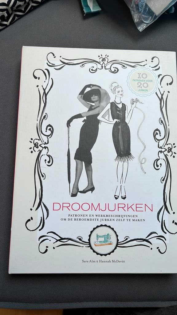 Sara Alm - Droomjurken patronen en beschrijving, Boeken, Hobby en Vrije tijd, Zo goed als nieuw, Ophalen of Verzenden