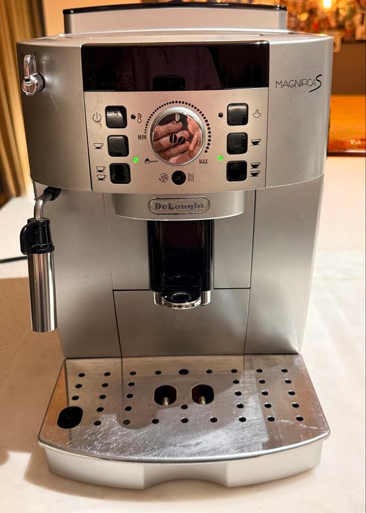 DeLonghi Magnifica S Volautomaat Espressomachine, Witgoed en Apparatuur, Koffiezetapparaten, Gebruikt, Koffiebonen, Espresso apparaat
