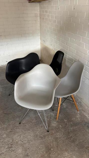 Vier eetkamer stoelen - Eames design beschikbaar voor biedingen