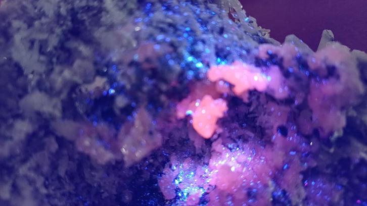 D17-12 Fraaistuk Calciet UV gev Chloriet Sfaleriet Bulgarije, Verzamelen, Mineralen en Fossielen, Mineraal, Ophalen of Verzenden