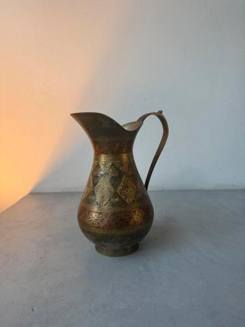 Vintage messing kannetje met oosterse gravures beschikbaar voor biedingen