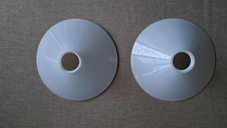 2 st. Vintage Lampenkappen - oud, maar spatgaaf opaalglas, Huis en Inrichting, Lampen | Lampenkappen, Zo goed als nieuw, Minder dan 25 cm