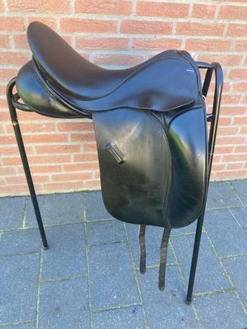 17 inch dressuurzadels 12 stuks beschikbaar voor biedingen