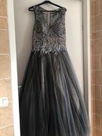 Grijze avondjurk maat 44, Kleding | Dames, Gelegenheidskleding, Galajurk, Maat 42/44 (L), Ophalen of Verzenden, Zo goed als nieuw