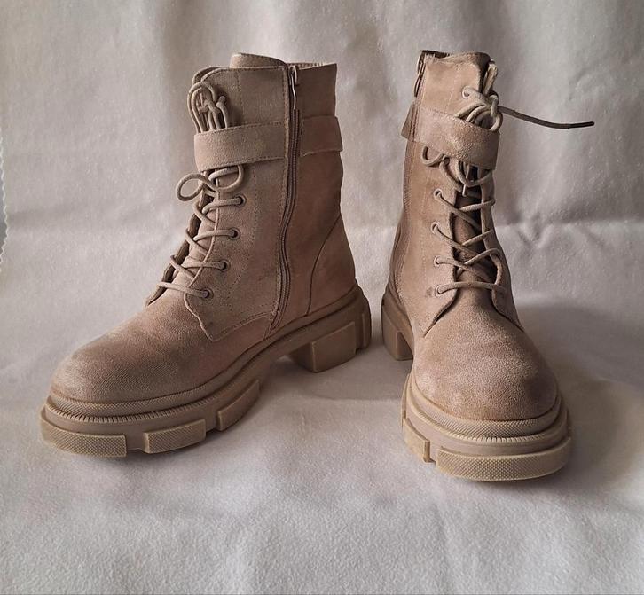 Beige Suedine Enkellaarsjes - Maat 40, Kleding | Dames, Schoenen, Zo goed als nieuw, Lage of Enkellaarzen, Beige, Ophalen of Verzenden