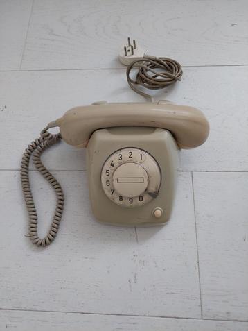 'ouderwetse' analoge telefoon, grijs met draaischijf beschikbaar voor biedingen