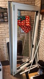 Kozijn met raam en glas. Buiten en binnen wit. Raam groen, Doe-het-zelf en Verbouw, Kozijnen en Schuifpuien, Kunststof, Raamkozijn