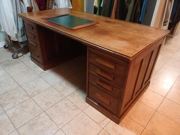Mooie Grote Antieke Bureau. beschikbaar voor biedingen