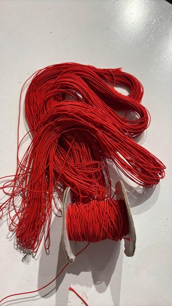 Partij rood elastisch koord / elastiek 0,8mm (90 meter), Hobby en Vrije tijd, Naaien en Fournituren, Nieuw, Lint, Band of Elastiek