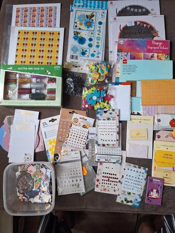 Scrapbooking Materialen Lot - Papier, Stickers, Embellishmen beschikbaar voor biedingen