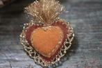 Antiek oud frans stoffen hart vlammend hart broche speld, Ophalen of Verzenden, Overige materialen, Broche