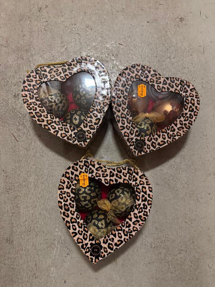 Panterprint Kerstballen in Hartvormige Doos, Diversen, Kerst, Nieuw, Ophalen of Verzenden