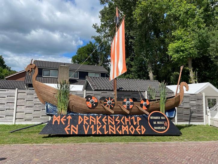 Te Huur “Vikingschip” 1e prijs IJhorst versierde wagen, Hobby en Vrije tijd, Feestartikelen | Verhuur, Zo goed als nieuw, Ophalen