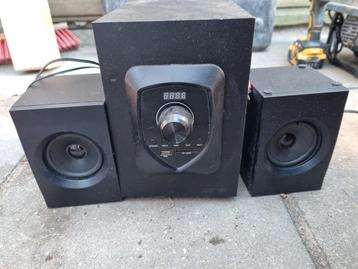Boxen met ingebouwde radio. beschikbaar voor biedingen