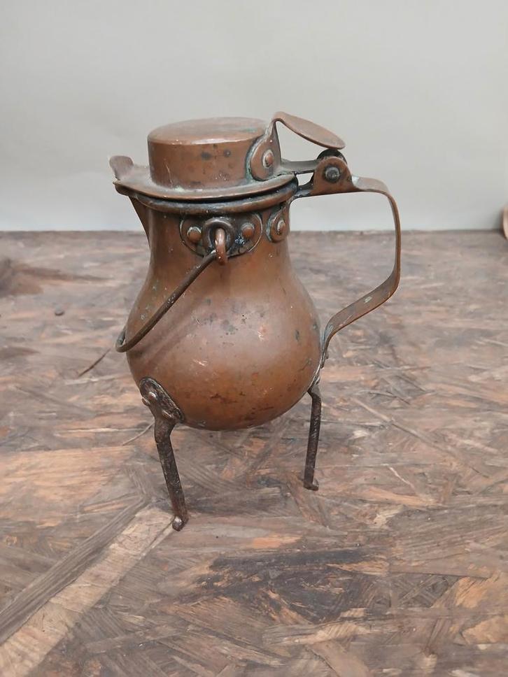 Koperen driepoot kannetje, 20 cm hoog, Antiek en Kunst, Antiek | Koper en Brons, Ophalen of Verzenden