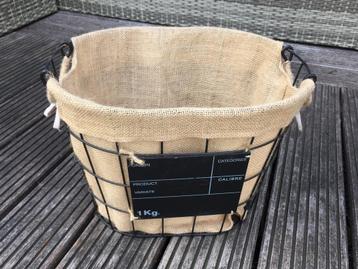 Mand van zwart metaaldraad met jute zak beschikbaar voor biedingen