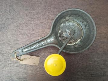 Vintage groentemolen / passe vite  beschikbaar voor biedingen