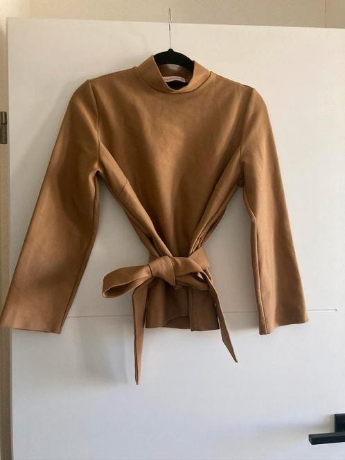 Studio Anneloes Ire top met strikceintuur en schoudervulling, Kleding | Dames, Tops, Nieuw, Maat 36 (S), Bruin, Lange mouw, Ophalen of Verzenden