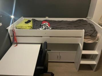 Stevige middenhoogslaper met bureau op wielen. beschikbaar voor biedingen