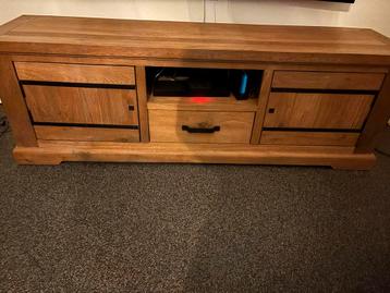 Massief houten TV meubel met zwart stalen details beschikbaar voor biedingen