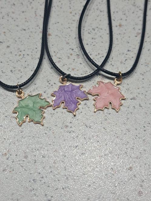 Mooi Gekleurde esdoornbladen aan ketting "nieuw", Sieraden, Tassen en Uiterlijk, Kettingen, Nieuw, Overige materialen, Overige kleuren