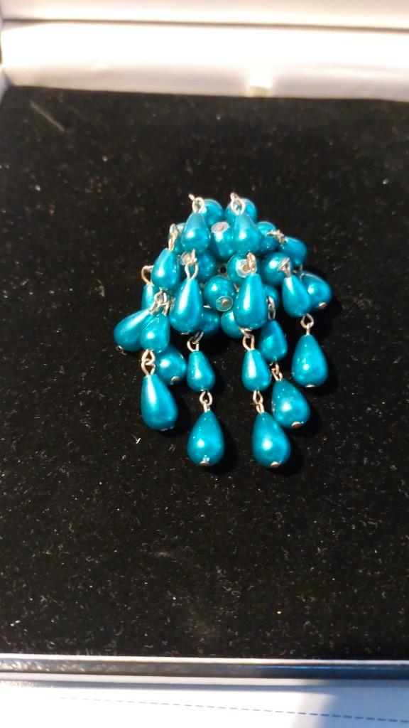 BROCHE: turquoise druppels als z.g. druiventros, Sieraden, Tassen en Uiterlijk, Broches, Zo goed als nieuw, Overige materialen