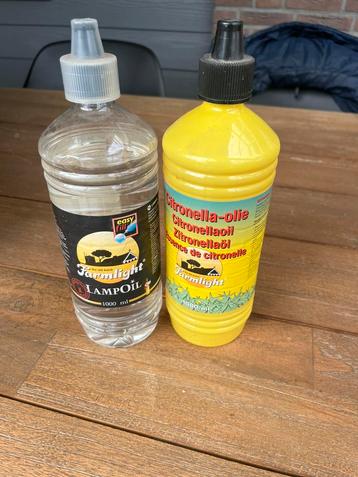 2 flessen (lampen-)olie beschikbaar voor biedingen