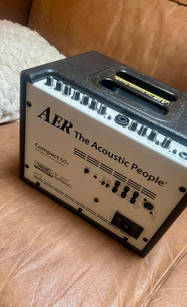 AER 60-4  Combo 60watt incl hoes, Muziek en Instrumenten, Versterkers | Bas en Gitaar, Zo goed als nieuw, 50 tot 100 watt, Ophalen