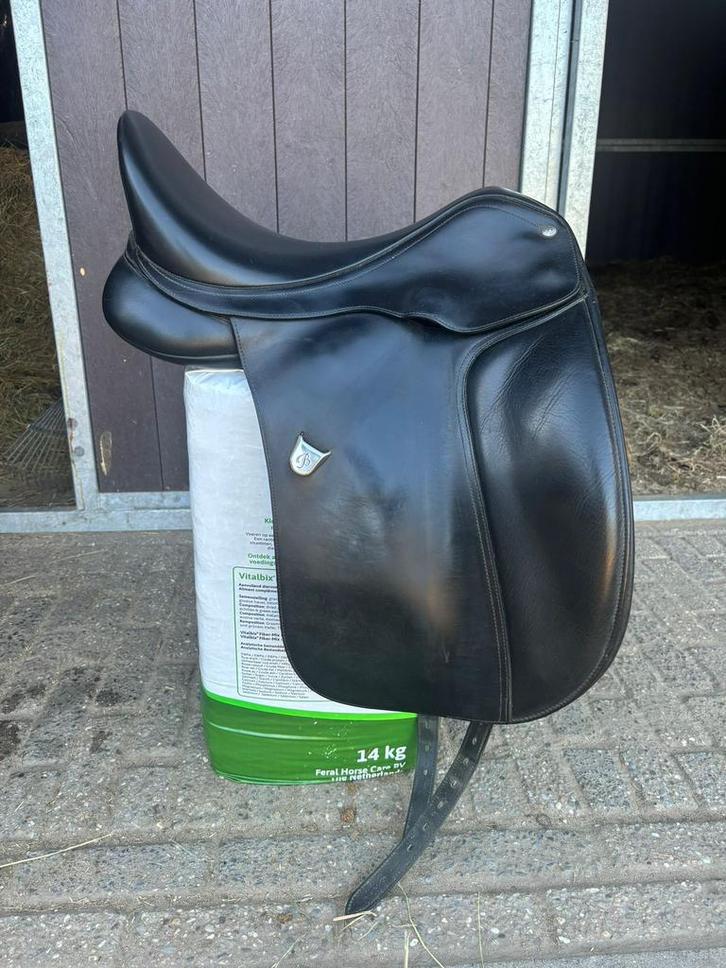 Bates dressuur zadel 17,5 inch zwart (nieuw gekocht in 2024), Dieren en Toebehoren, Paarden en Pony's | Zadels, Zo goed als nieuw