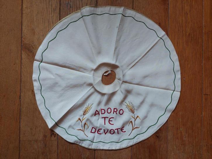 Ciborieveleum / Adoro te devote  / 53 centimeter in diameter, Antiek en Kunst, Antiek | Religie, Ophalen of Verzenden