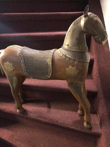 Antiek paard beschikbaar voor biedingen