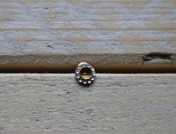 1 oorbel of piercing met zirkonia's beschikbaar voor biedingen