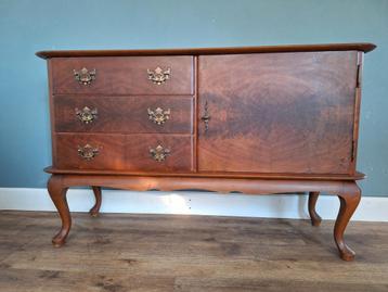 Mahoniekleur dressoir en/of theekastje. 119,5 x 40,5 x 74,5 beschikbaar voor biedingen