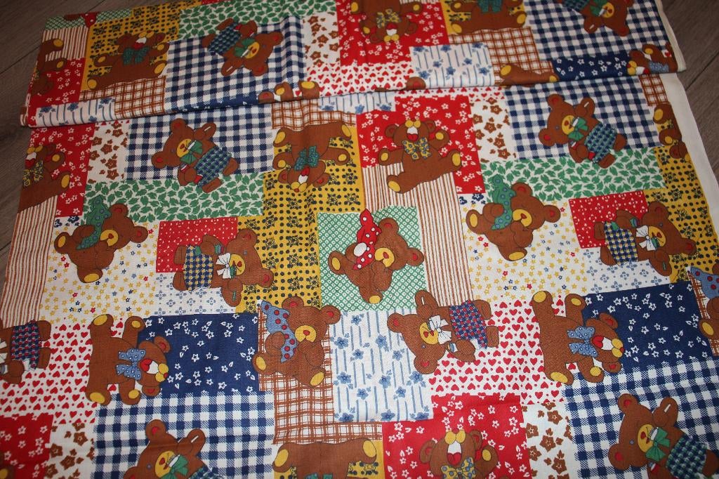 100% katoen stof - rood/geel/blauw/groen beren #3275, Hobby en Vrije tijd, Stoffen en Lappen, Blauw, 120 cm of meer, Nieuw, Ophalen of Verzenden