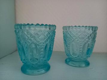 Vintage blauwe geperst glas kaarsenhouders. Pressglass.   beschikbaar voor biedingen