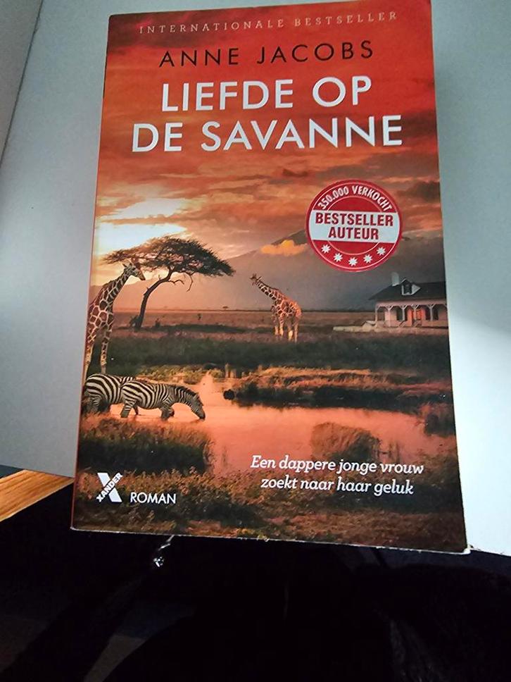 Liefde op de Savanne - Anne Jacobs, Boeken, Romans, Zo goed als nieuw, Ophalen of Verzenden