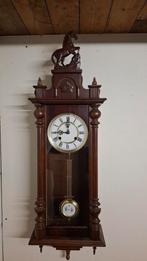 Paardjesregulateur, Ophalen