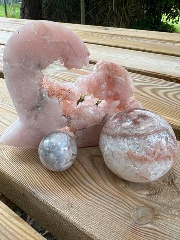 Roze set, roze calsedoon met bloemagaat bol en calsedoon bol beschikbaar voor biedingen