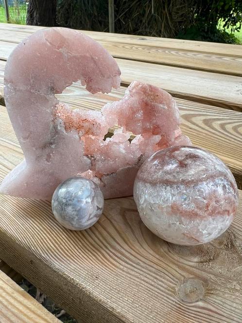 Roze set, roze calsedoon met bloemagaat bol en calsedoon bol, Verzamelen, Mineralen en Fossielen, Mineraal, Ophalen of Verzenden