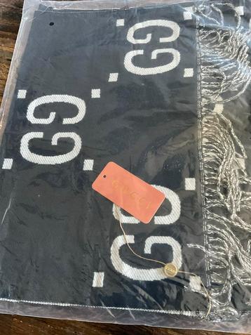 ** Heerlijke warme sjaal van Guccciii beschikbaar voor biedingen