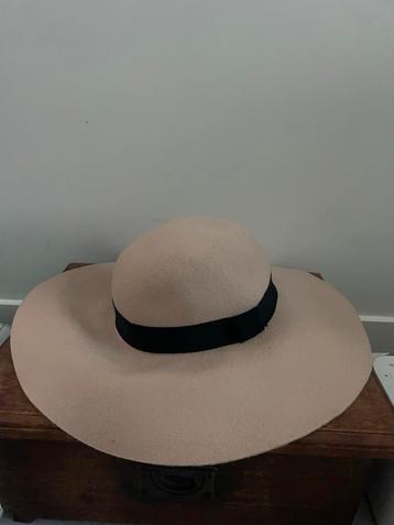 Elegante hoed met brede rand beschikbaar voor biedingen