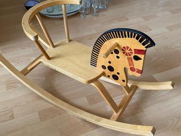 Leuk houten hobbelpaard  beschikbaar voor biedingen