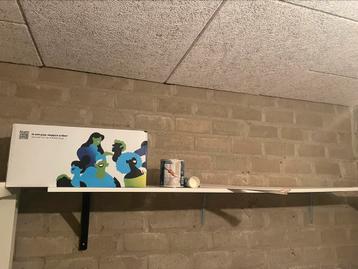 Mooie witte wandplanken met beugels beschikbaar voor biedingen
