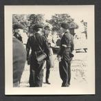 Elite Panzerman in gesprek met officier bij Opel P4 Panzerat, Verzenden, Landmacht, Duitsland, Foto of Poster