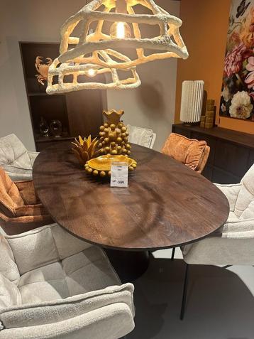 Eettafel Aron beschikbaar voor biedingen