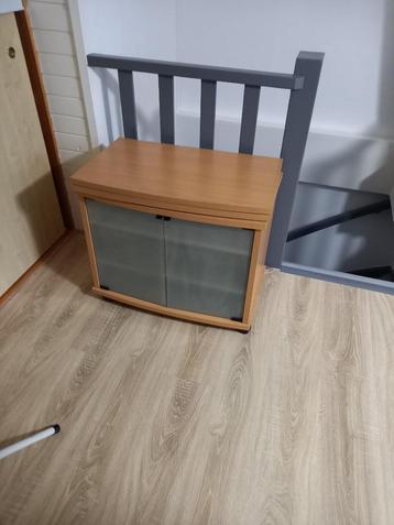 Tv kast 70 cm x 43 cm x 60.5 cm met draaiplateau beschikbaar voor biedingen