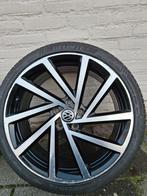 2 vw 7 19 inch velgen met 4 seizoenenband, Gebruikt, Velg(en), 235 mm, All Season