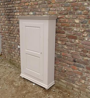 oude kast met legplanken klerenkast voorraadkast meidenkast beschikbaar voor biedingen