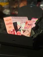 Cadeaubox voor een lezend meisje, Antiek en Kunst, Ophalen of Verzenden